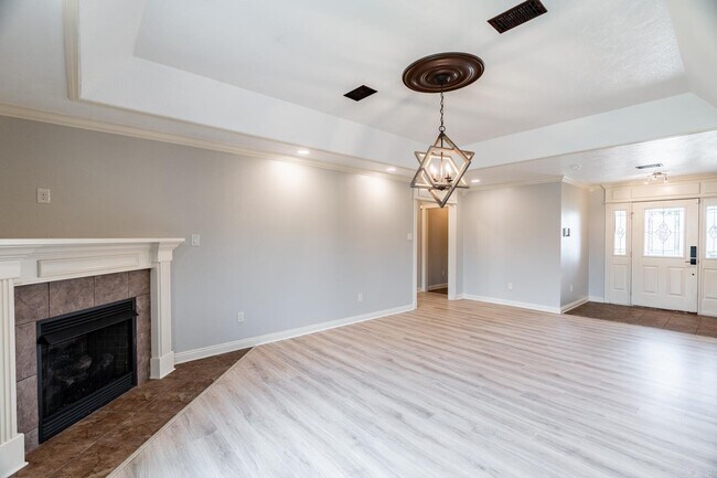 Building Photo - 2423 Palisade Dr