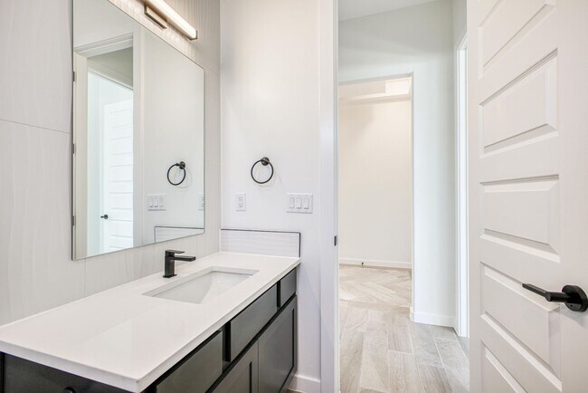 Building Photo - Beautiful East side House 4 bed-2.5 baths, part of The Overlook Casa Club that includes Swimming ...