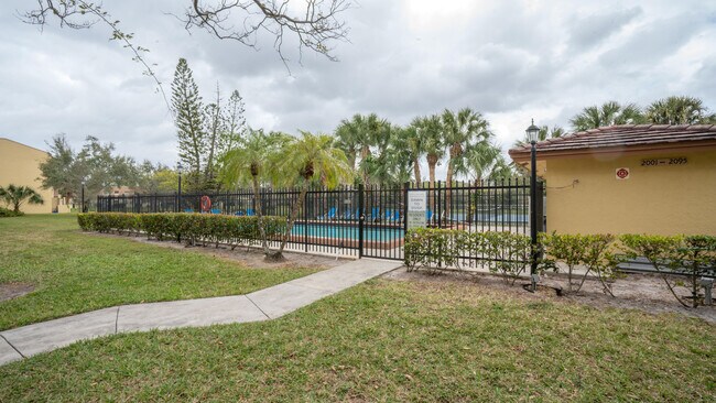 Building Photo - 2015 Coral Ridge Dr