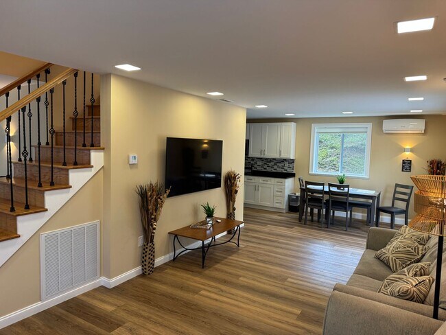 Building Photo - FIRST MONTH OF RENT FREE!!!!!!