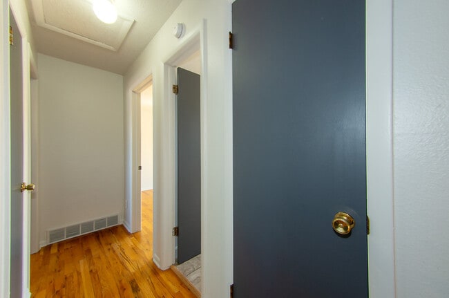 Building Photo - 6921 Manhattan Ln