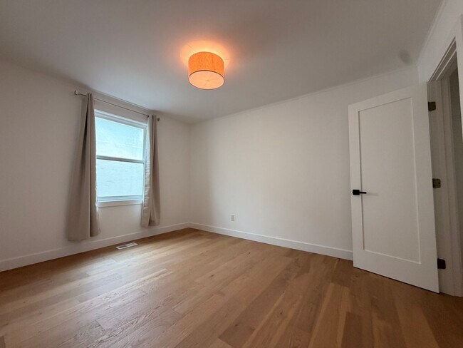Building Photo - Spacious 4 Bedroom/2Bathroom Home in South San Francisco!