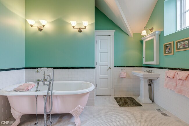 Building Photo - 2663 N Marshfield Ave