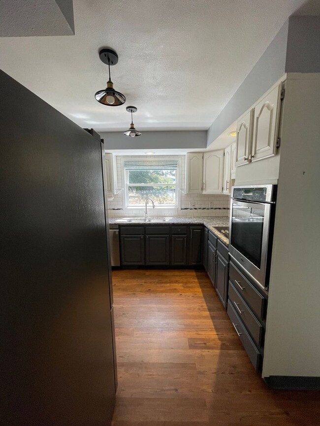 Building Photo - Beautiful 3 bed 2 bath - pets allowed! ***...