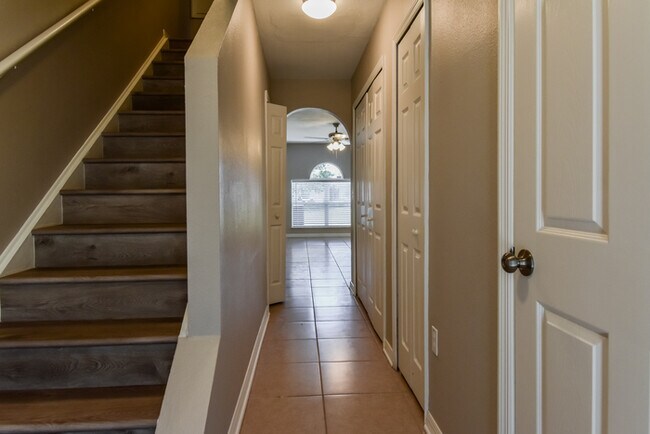 Building Photo - Inviting Two-Story Home in Ruskin	, FL