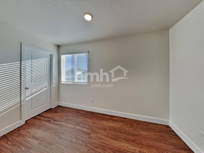 Building Photo - 5043 W Milliron Dr