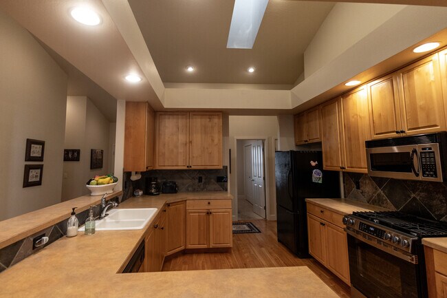 Building Photo - 2412 S Marypost Ave