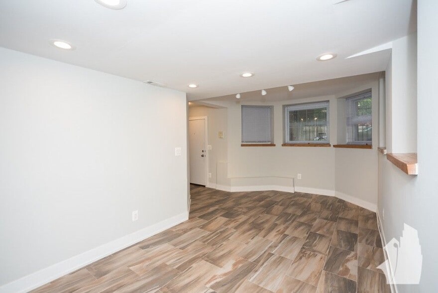 Building Photo - 2326 N Southport Ave