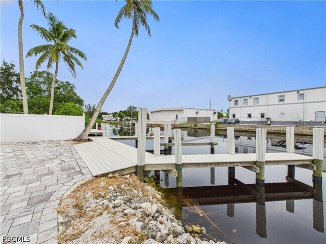 Building Photo - 567 13th St N