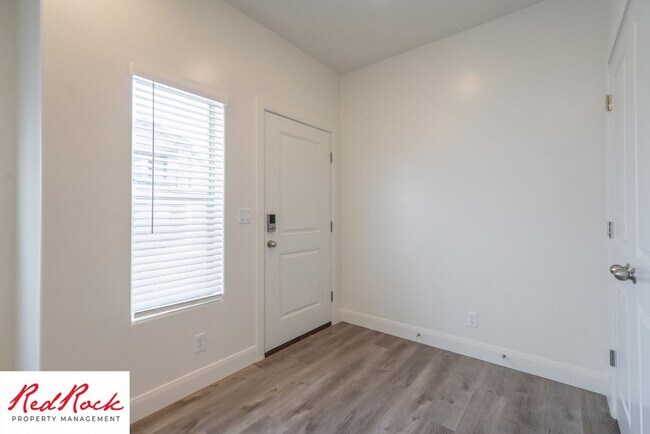 Building Photo - Stunning Spacious 3 Bedroom Unit