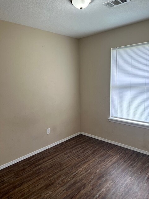 Building Photo - "Charming 3-Bedroom with 2 Full Baths in F...