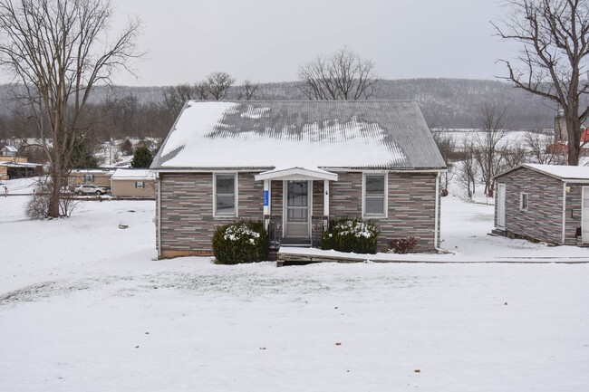 Building Photo - Quaint Home in Mill Hall with 2 Car Garage!