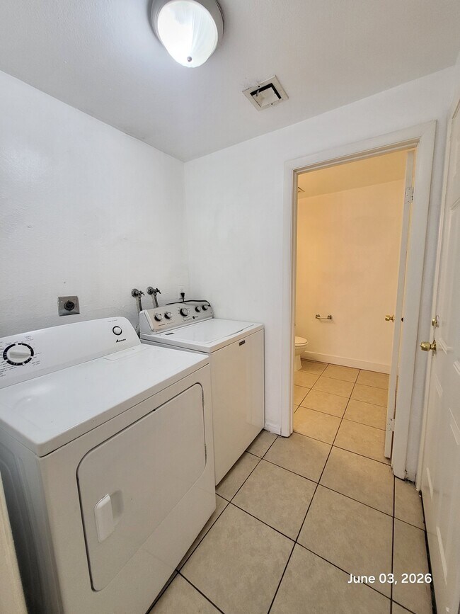 Building Photo - 4456 Buena Vista Dr
