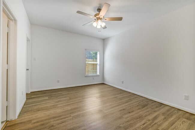 Building Photo - 13610 Pine Dr