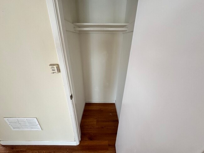 Building Photo - 521 S Manhattan Pl
