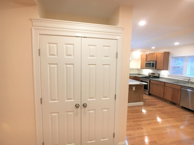 Building Photo - 67 Temple St