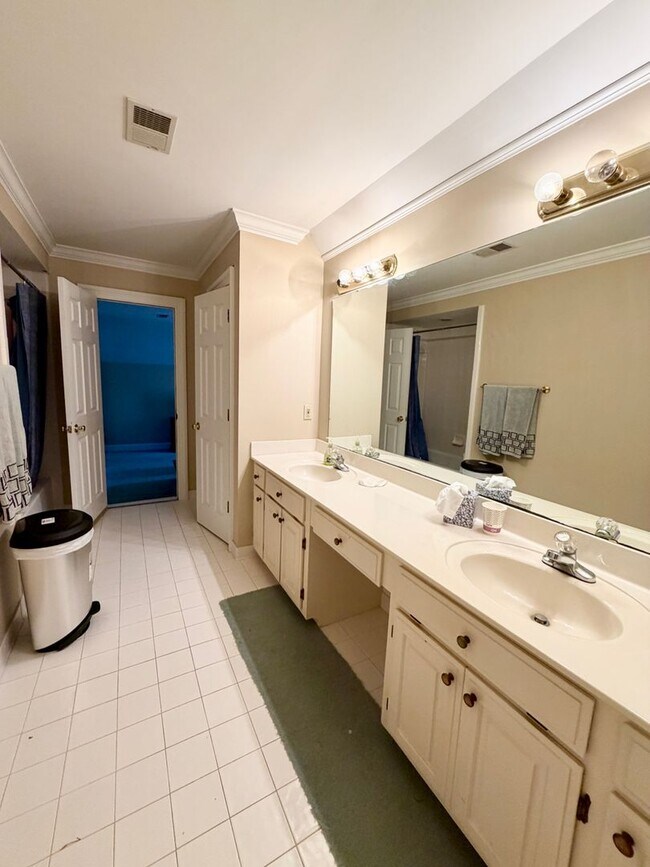 Building Photo - 525 Meadow Brook Dr