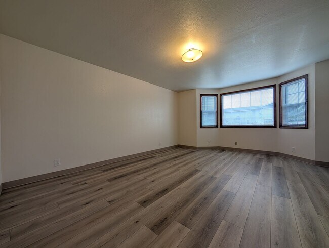 Building Photo - Great first floor 2bed/1 bath apartment in Springfield