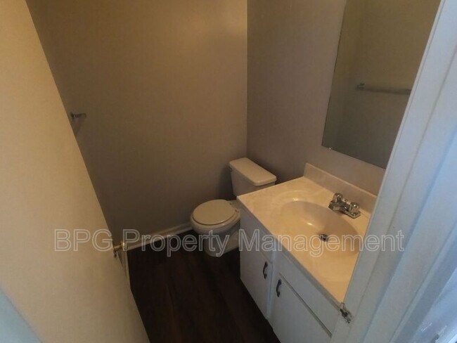 Building Photo - 605 Hamlet Ave