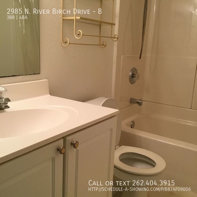 Building Photo - Huge condo with 2 car garage!