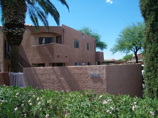 Building Photo - 1745 E Glenn St
