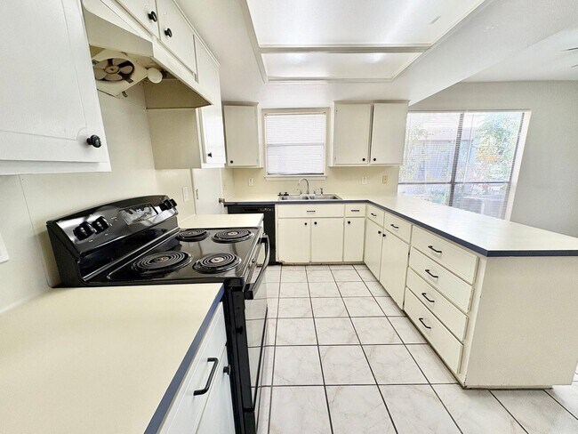 Building Photo - 601 Free Rein