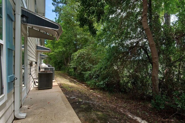 Building Photo - 17 W Shady Oaks Ln