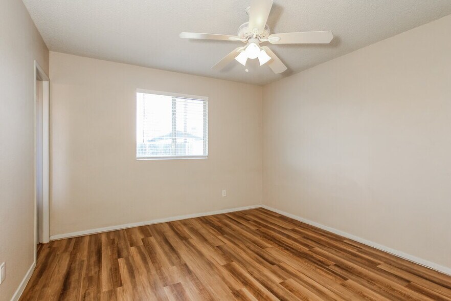 Building Photo - 8037 E Oak St