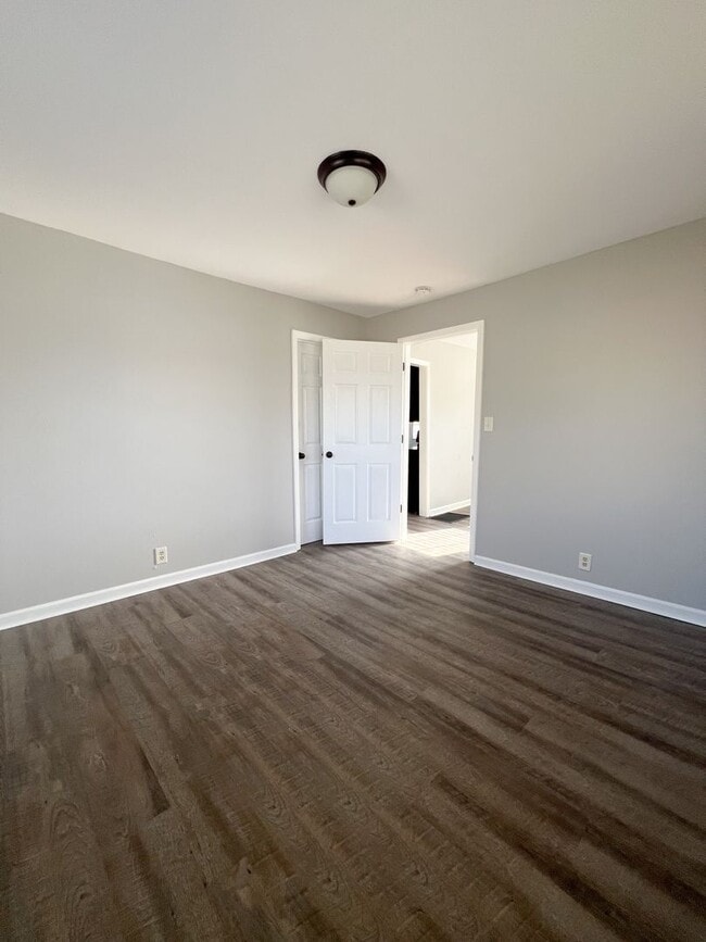 Building Photo - Move-In Specials Available! Single-Family Home Downtown Clarksville!