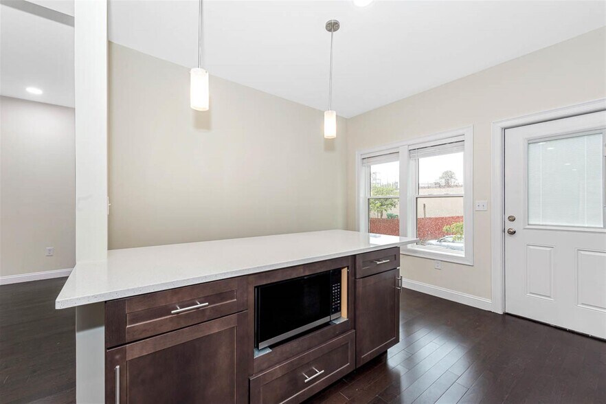 Building Photo - 75 Winchester St