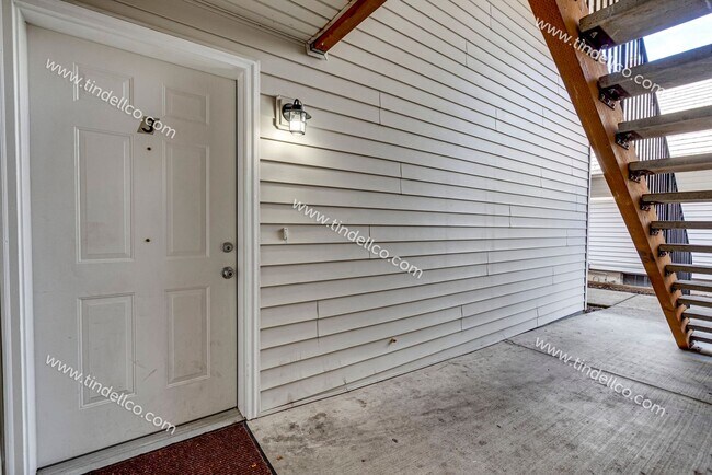 Building Photo - Spacious Pet-Friendly Ground Level Unit w/ Parking Included!