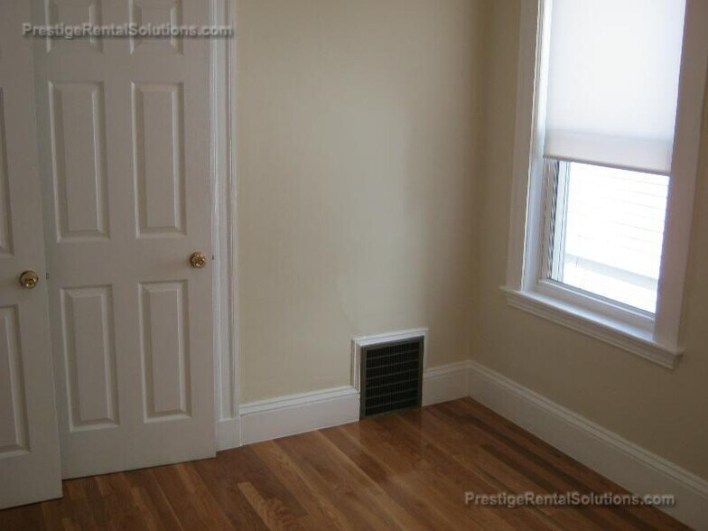 Building Photo - 21 Roseclair St