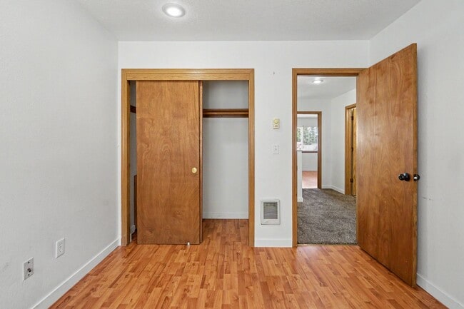 Building Photo - 5260-5262 Springcrest Drive