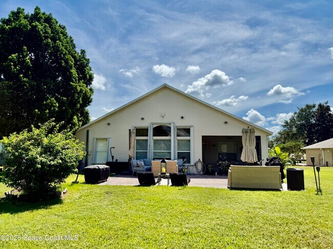 Building Photo - 2141 Chinaberry Cir SE
