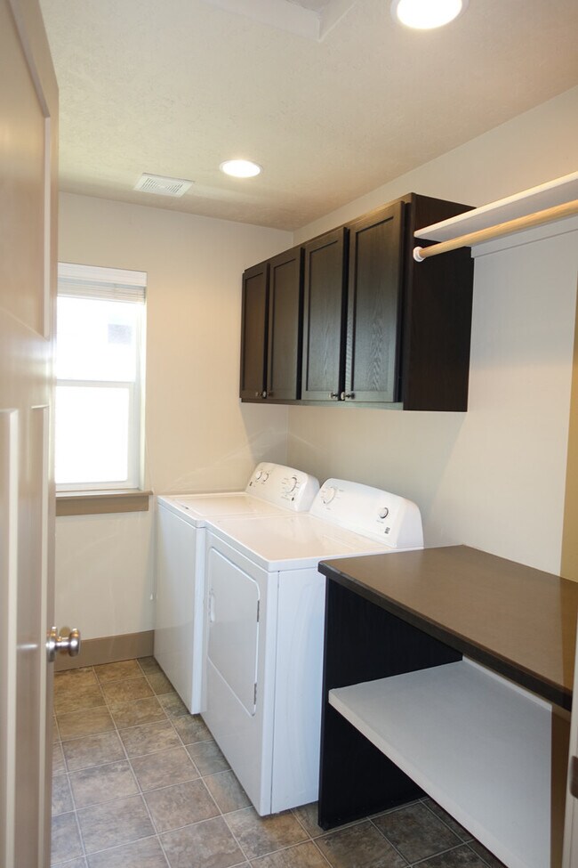 Building Photo - Beautiful Central Bench Home