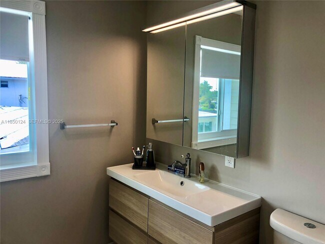 Building Photo - 1524 Argyle Dr