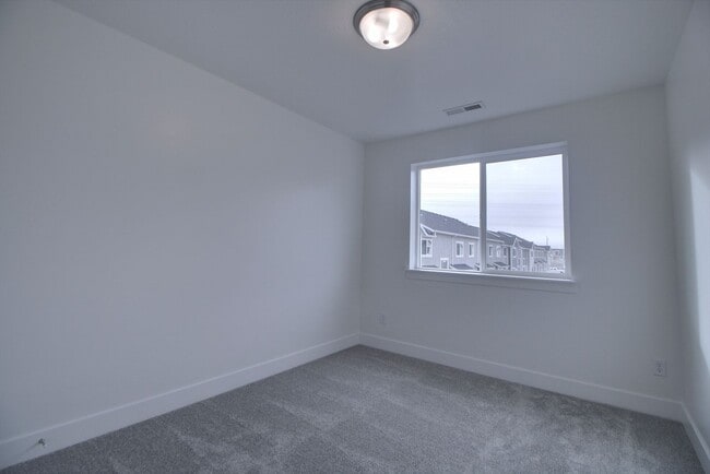 Building Photo - HOLIDAY MOVE-IN SPECIAL - 4 Bedroom 2.5 Bathroom Townhouse in Lehi!