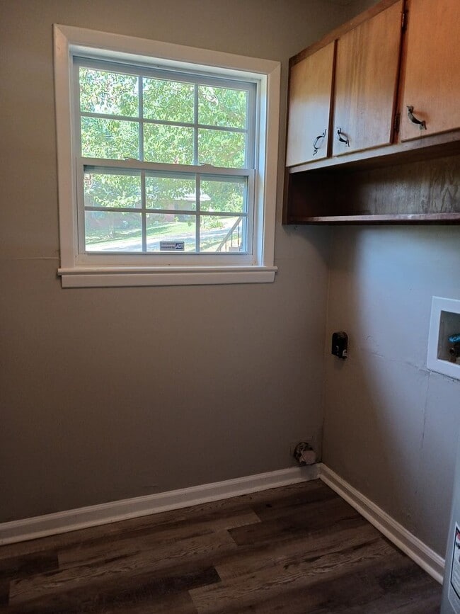 Building Photo - 4 Bedroom Home Available Now!