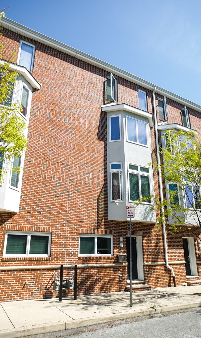 Building Photo - 317 Montrose St