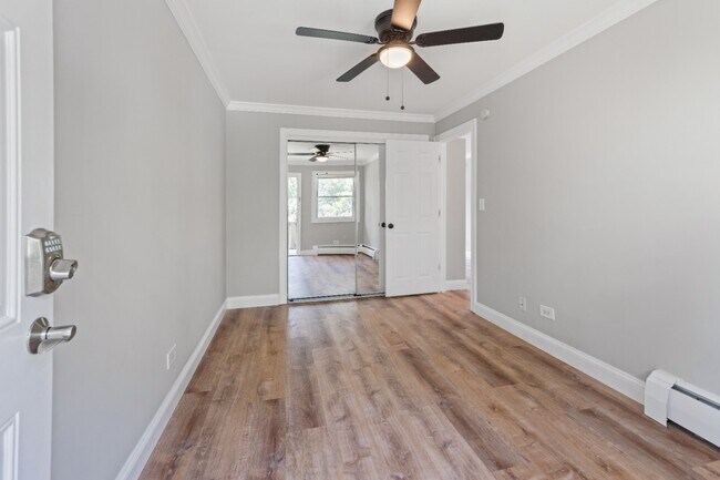 Building Photo - Rehabbed 2 Bedroom In Prime Lake Bluff Location - Pet Friendly - Free Parking!