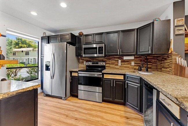 Building Photo - 850 Hill Dr