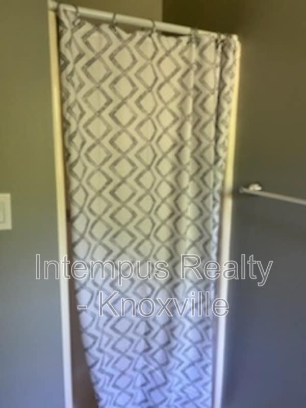 Building Photo - 6517 Bay Cir Dr