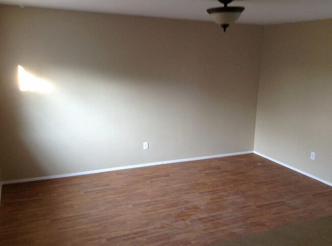 Building Photo - Beautiful 3 bed 1.5 bath, plus Bonus Room!