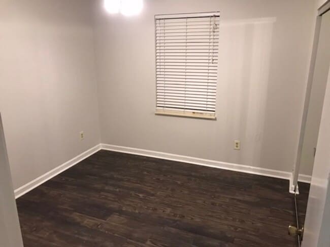 Building Photo - Beautiful First Floor Condo