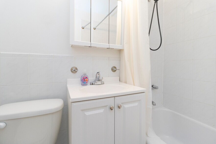 Building Photo - 250 E 82nd St