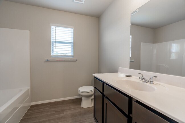 Building Photo - Large 4 Bedroom Home w/3 car Garage and Hu...