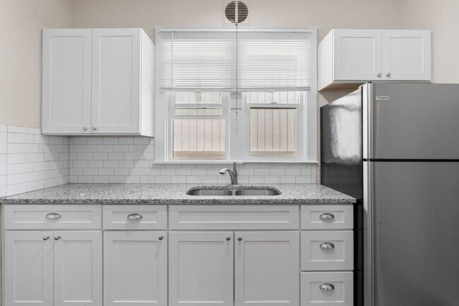 Building Photo - Renovated 5 Bed, 2 Bath House + Office EWU Off Campus Housing! AVAILABLE 7/20!