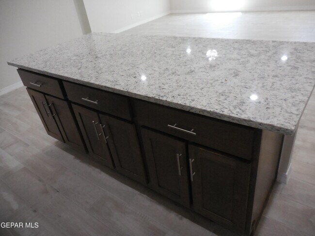 Building Photo - 561 Oakmont