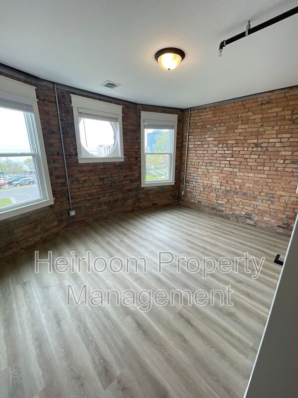 Building Photo - 627 E 4th St