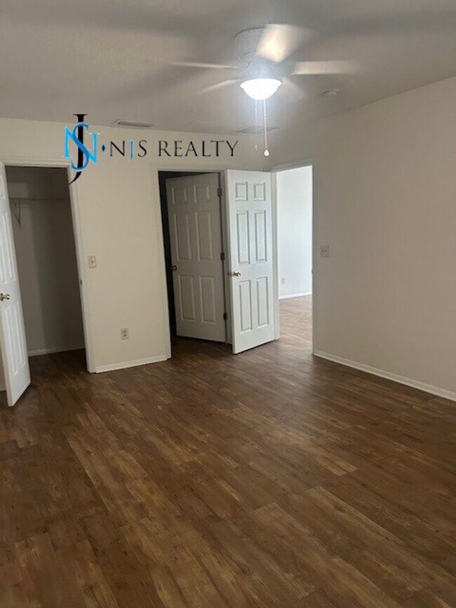 Building Photo - GORGEOUS 3/2 1200 sq ft home with FRESH PA...